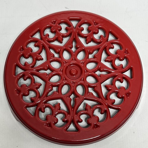 Staub cast iron lilly - staub, trivet